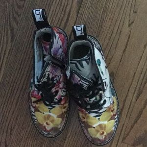 Cute Girls floral Cult shoes Size 2 but runs big